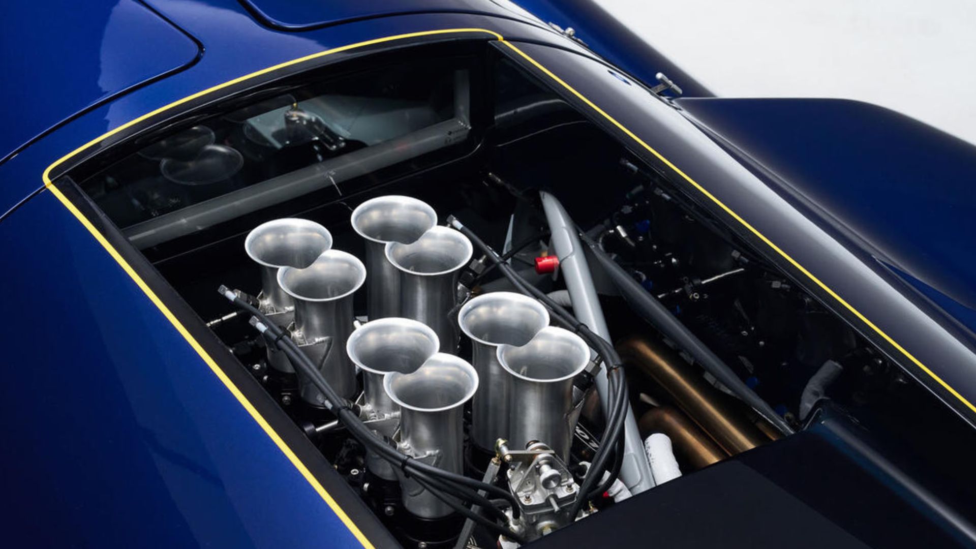 Detaljbild på V8-motorn i Lola T70S