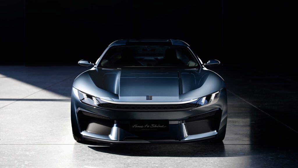 Lynk & Co Time to Shine framifrån med svart bakgrund.