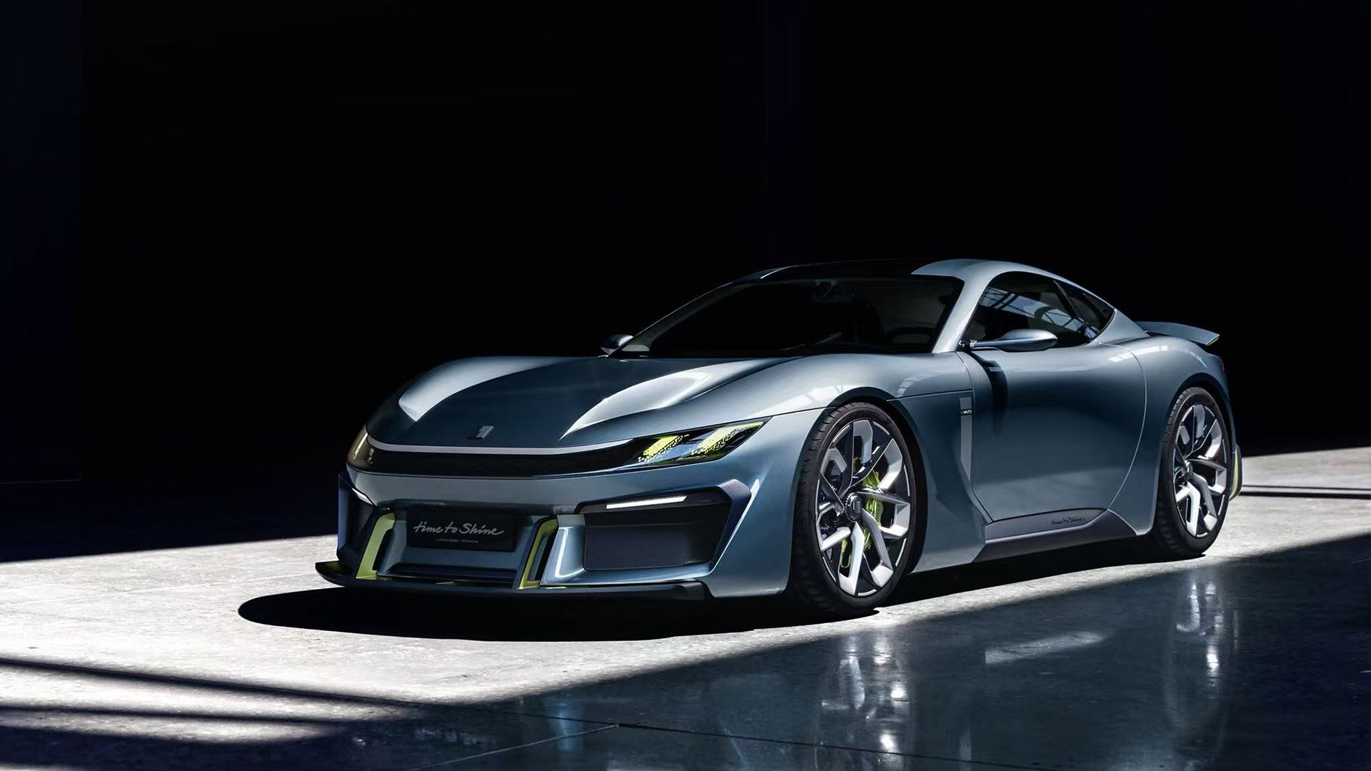 Lynk & Co Time to Shine snett framifrån med svart bakgrund.