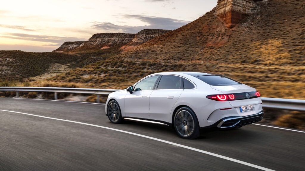 Mercedes-Benz C-klass snett bakifrån genom öknen.