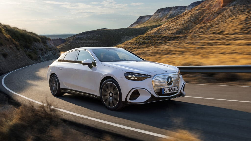 Mercedes-Benz C-klass snett framifrån på bergsväg.