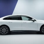 Mercedes-Benz C-klass i profil i studiomiljö.