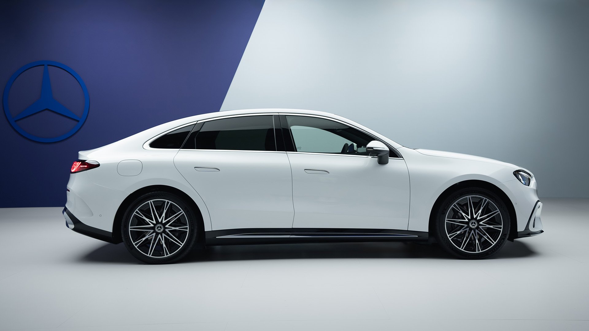 Mercedes-Benz C-klass i profil i studiomiljö.