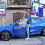 John Sempill kliver in i en blå Mercedes-Benz CLA Shooting Brake.