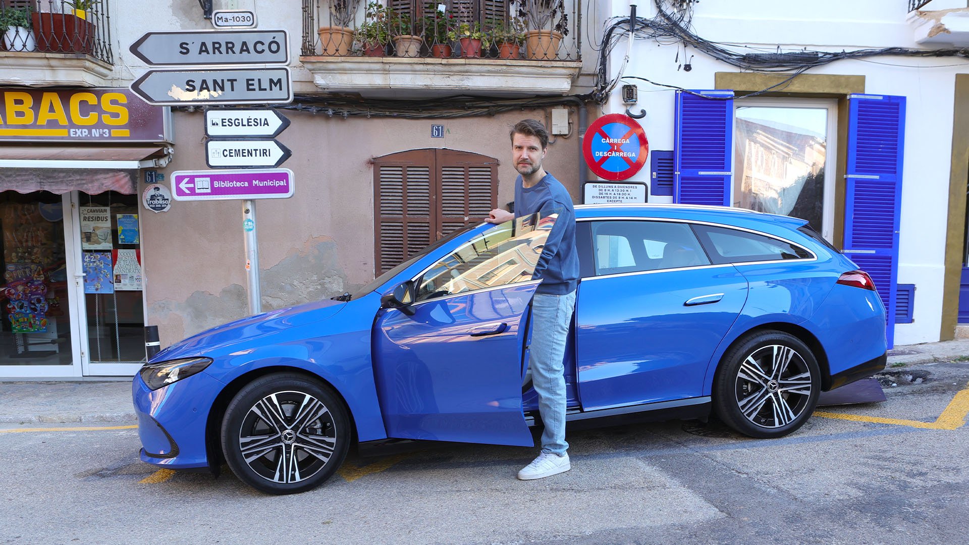 John Sempill kliver in i en blå Mercedes-Benz CLA Shooting Brake.