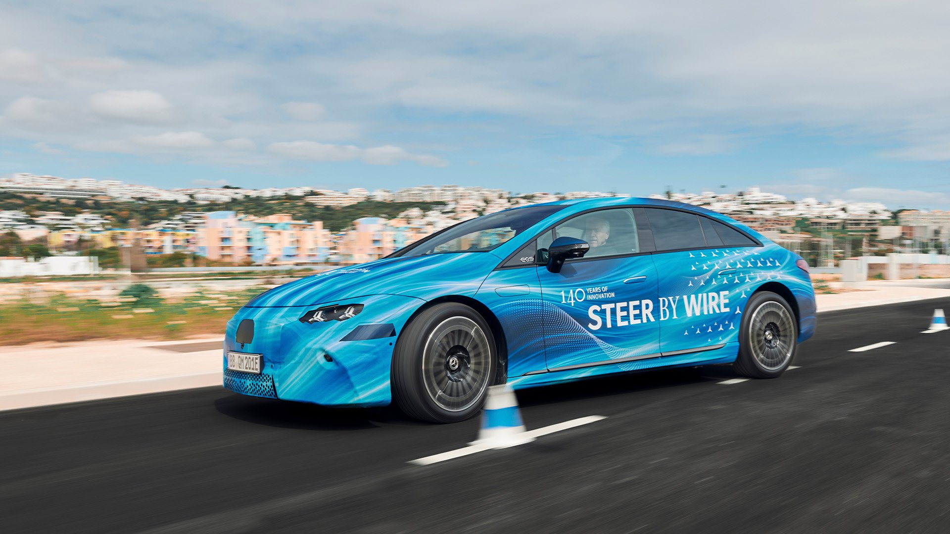 Blåfolierad Mercedes-Benz EQS visar steet-by-wire-teknik.