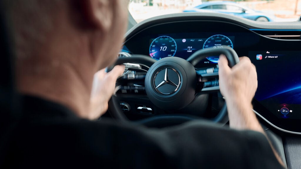Närbild på ratten till Mercedes-Benz EQS med steker-by-wire-teknik. 