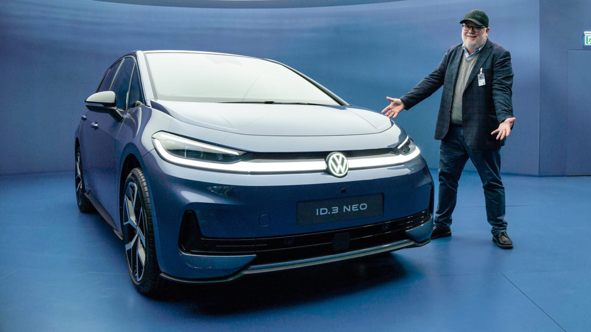 Magnus Fröderberg intill en blå VW ID.3 Neo