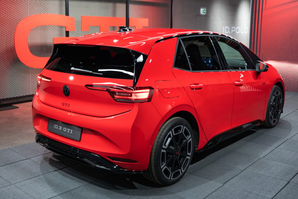 Röd VW ID. 3 GTI bakifrån
