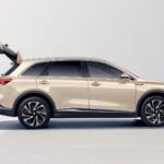 MGS6 i profil med öppen baklucka.