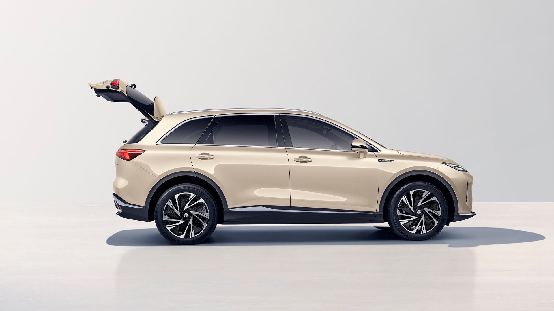 MGS6 i profil med öppen baklucka.