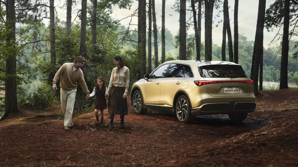 MGS6 EV i skogsmiljö med familj. 