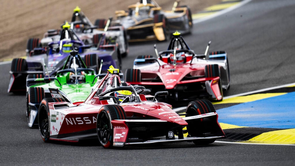 Bild på flera Formel E-bilar p åen bana.