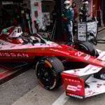 Nissan Formel E-bil kör ut ur depån.