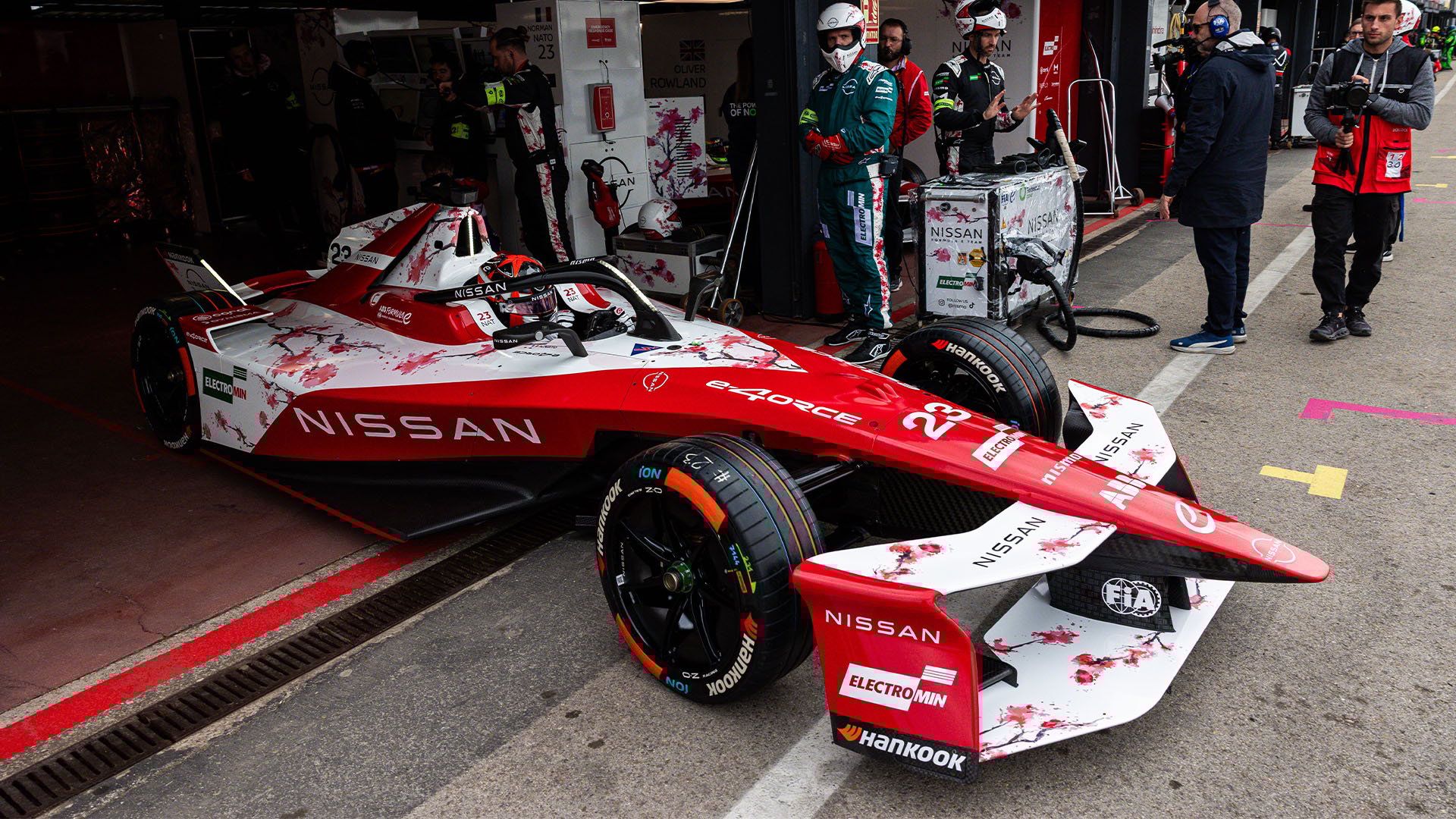 Nissan Formel E-bil kör ut ur depån.