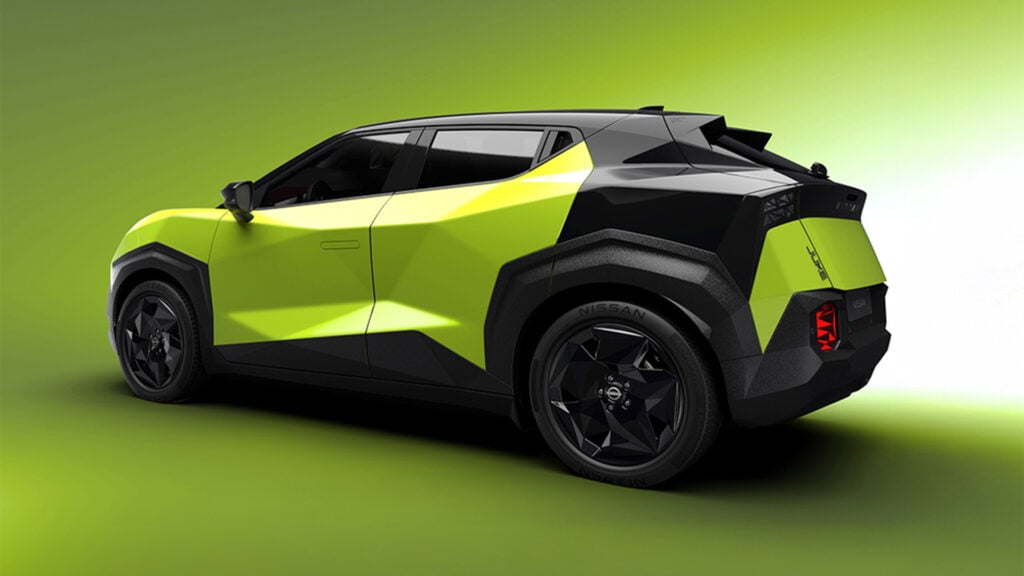 Nissan Juke EV snett bakifrån mot grön bakgrund. Tredje generationens Juke nu som elbil.