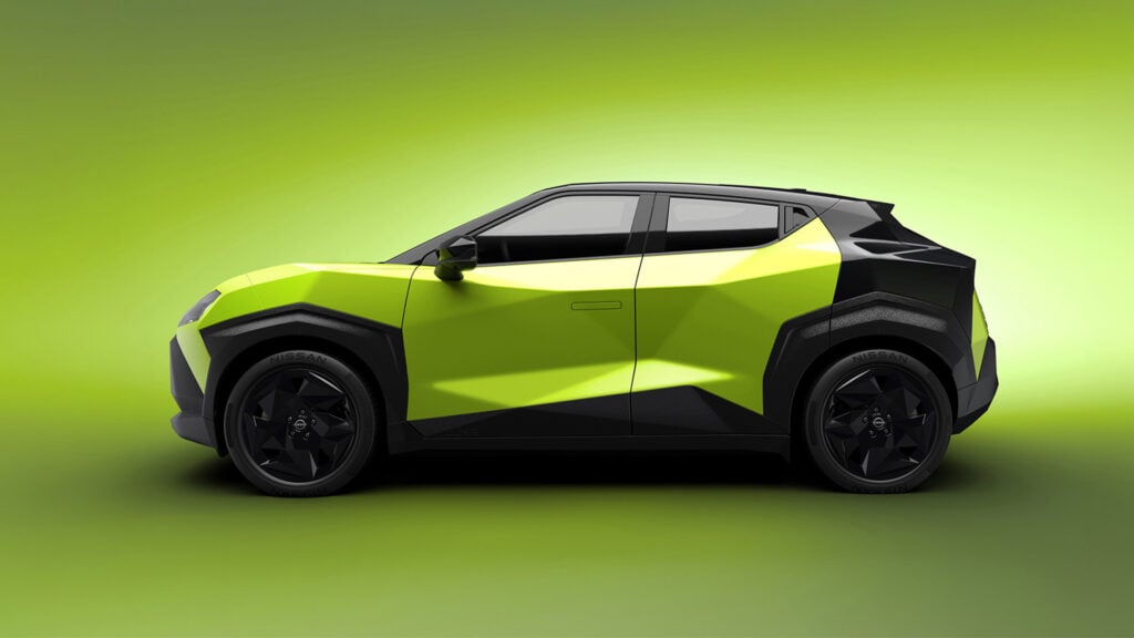 Nissan Juke EV i profil mot grön bakgrund. Tredje generationens Juke nu som elbil.