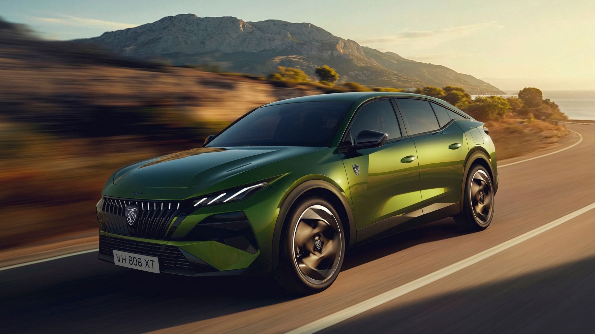 Peugeot 408 under körning på landsväg