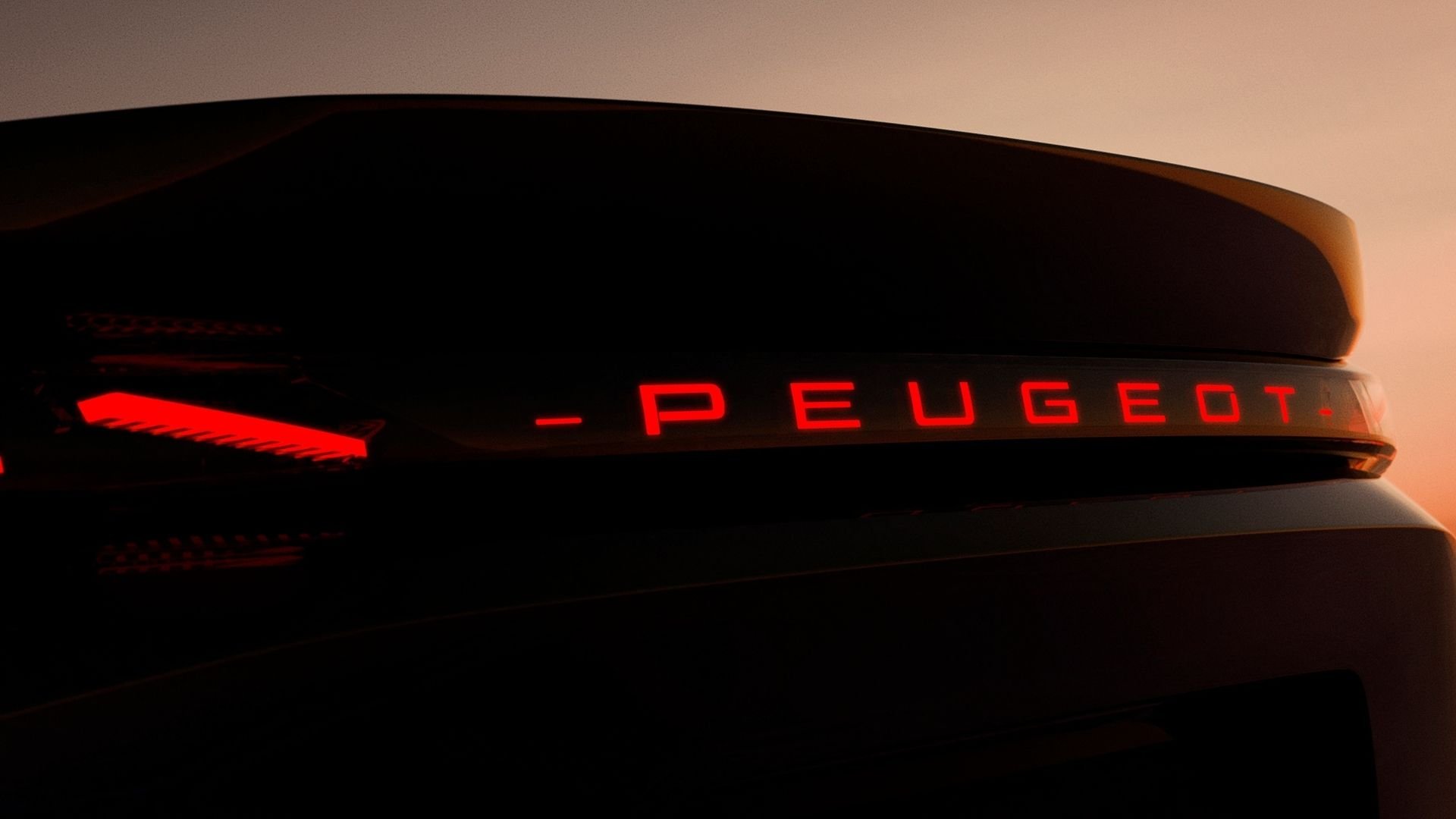 Bakparti på Peugeot 408 med upplyst Peugeot-text