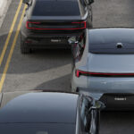 Bild på en Polestar 2 och Polestar 4 som åker bort från bilden.