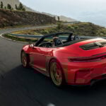 Röd Porsche 911 GT3 S/C snett bakifrån på kustväg.