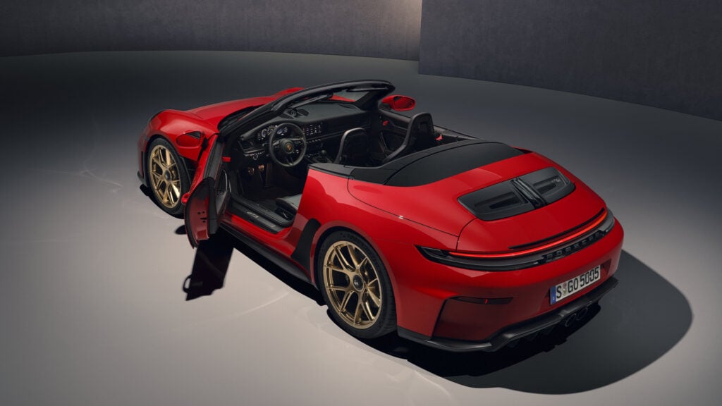 Röd Porsche 911 GT3 S/C snett bakifrån med öppen förardörr.