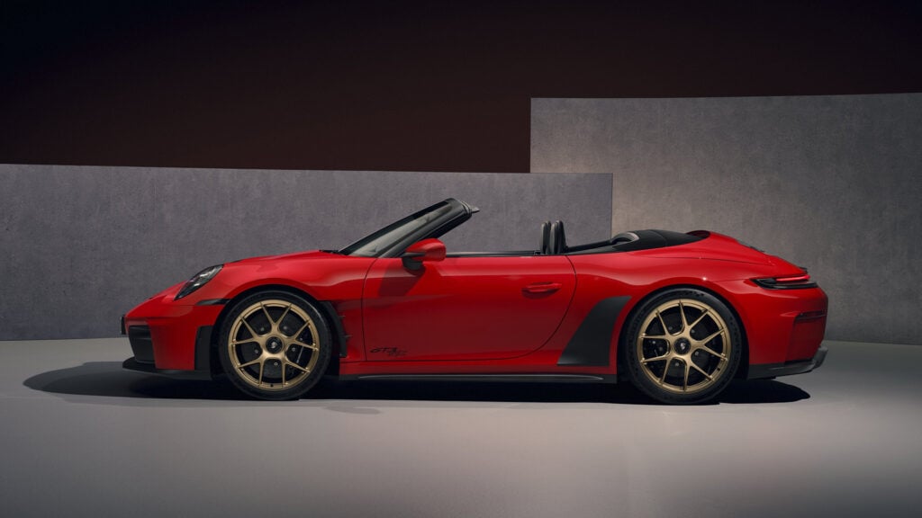 Röd Porsche 911 GT3 S/C i profil i studiomiljö.