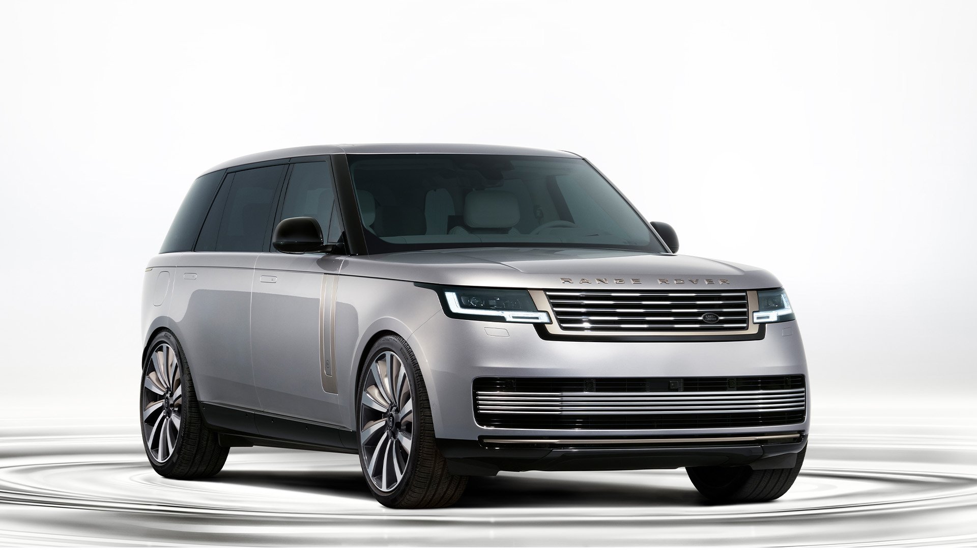 Range Rover SV Ultra sent framifrån i studiomiljö.