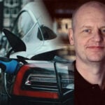 Jonas Björkman på Riddermark Bil infälld på en bild på en laddande Tesla.