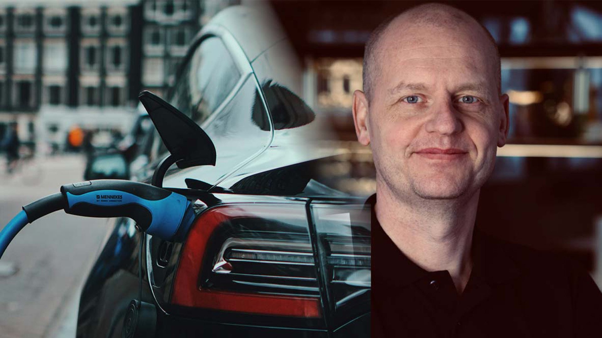 Jonas Björkman på Riddermark Bil infälld på en bild på en laddande Tesla.