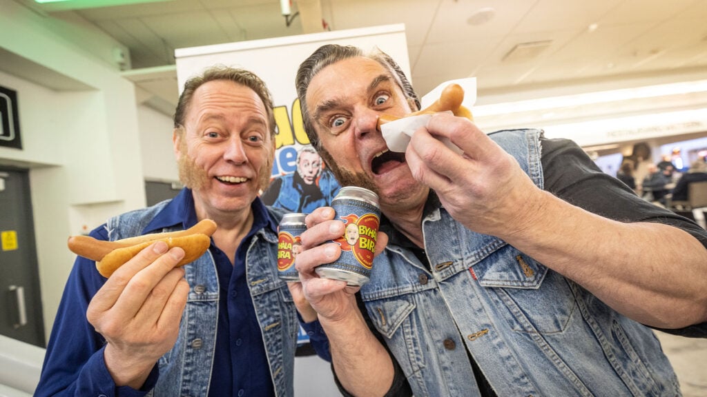 Ronny och Ragge äter korv på Custom Motor Show.