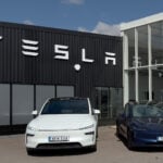 En Tesla Model Y och Model 3 står framför det nya servicecentret i Kalmar.