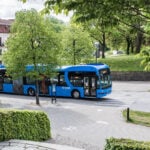 Blå buss från Västtrafik kör på väg.