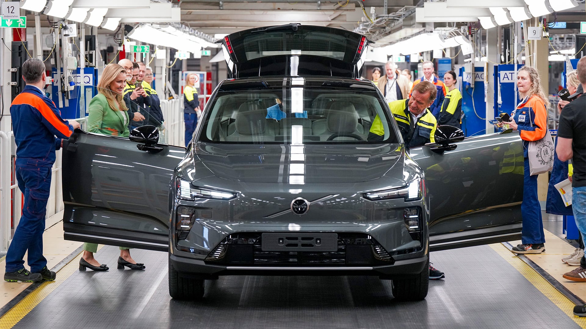 Energi- och näringsminister Ebba Busch (KD) hoppar in i passagerarsätet till en ny Volvo EX60 med Håkan Samuelsson bakom ratten.