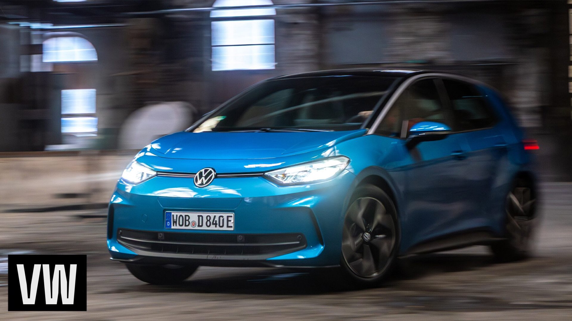 Blå Volkswagen ID.3 snett framifrån.
