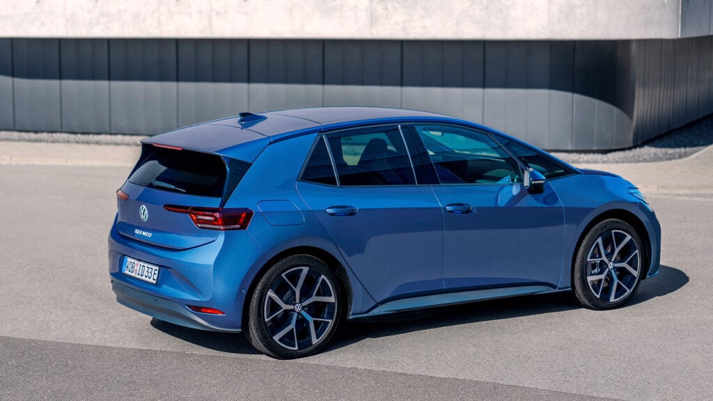 Blå Volkswagen ID.3 Neo snett från sidan bakifrån.