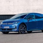 Blå Volkswagen ID.3 Neo snett från sidan.