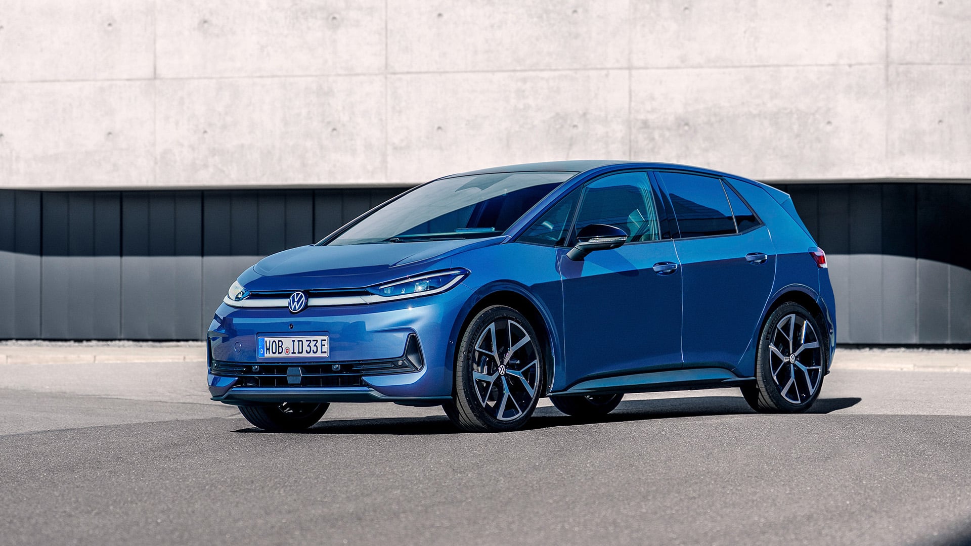 Blå Volkswagen ID.3 Neo snett från sidan.