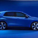 Blå Volkswagen ID. Polo i profil med blå bakgrund.