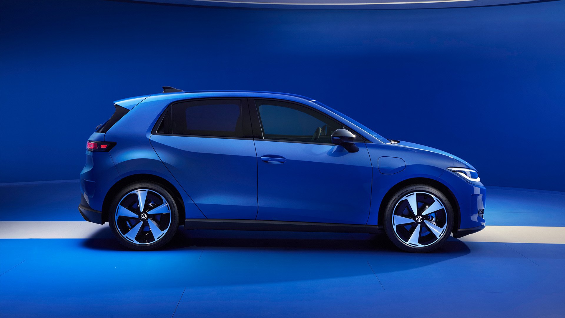 Blå Volkswagen ID. Polo i profil med blå bakgrund.