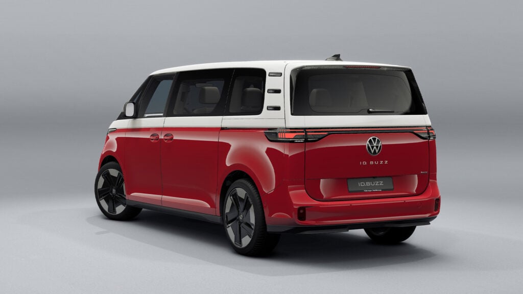 Vit och röd VW ID. Buzz 4Motion snett bakifrån i studiomiljö.