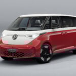 Vit och röd VW ID. Buzz 4Motion snett framifrån i studiomiljö.