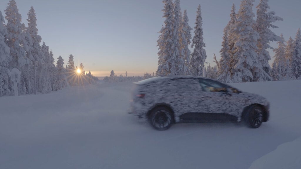 Audi A2 e-tron snett bakifrån sladdar i Lappland.