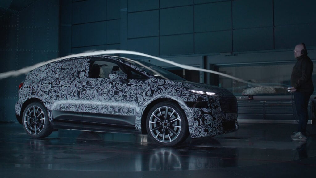 Audi A2 e-tron snett framifrån i vindtunneln.