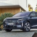 Blå Audi Q4 e-tron framför en villa.