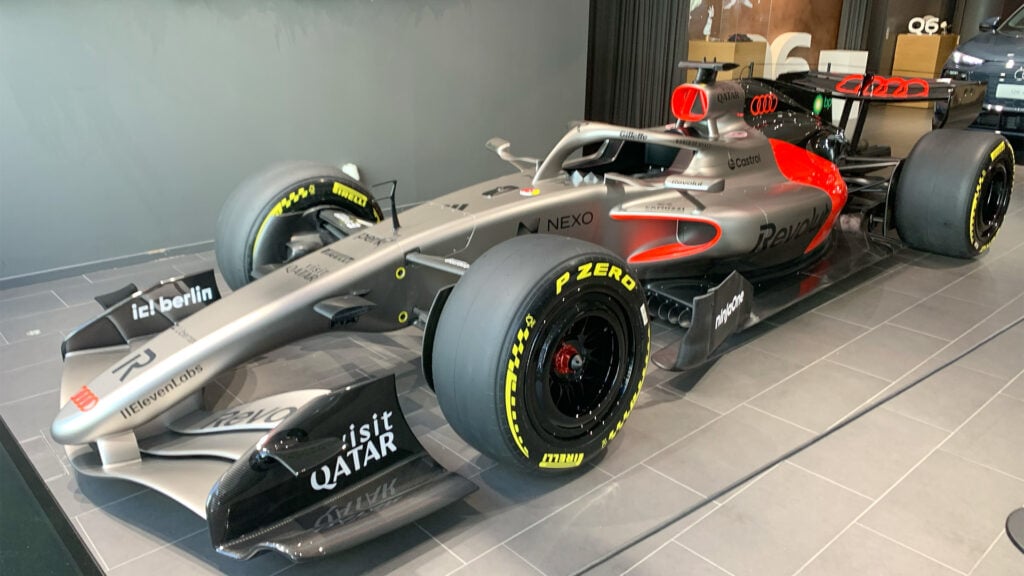 Helbild på Audis F1-bil R26 på Audi Studios i Stockholm