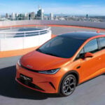 Orange Dolphin G DM-i på en ramp i ett parkeringsgarage.