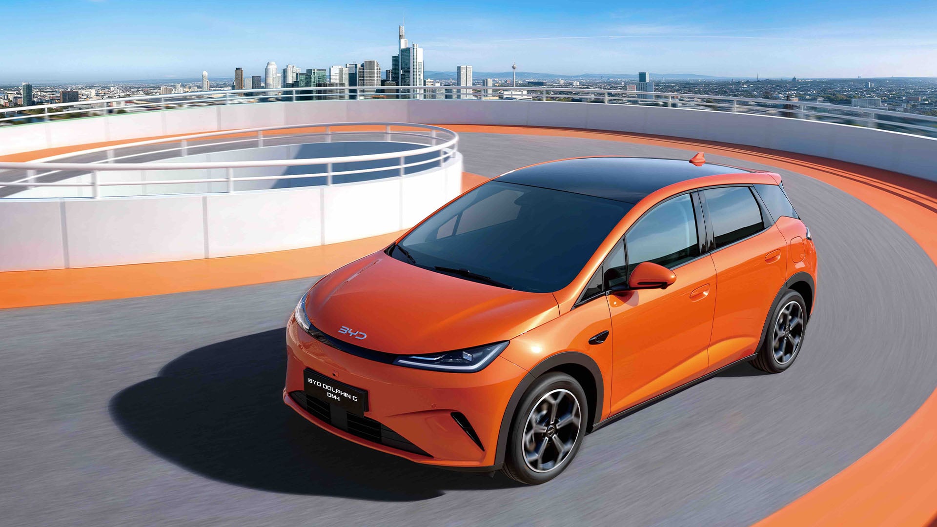 Orange Dolphin G DM-i på en ramp i ett parkeringsgarage.