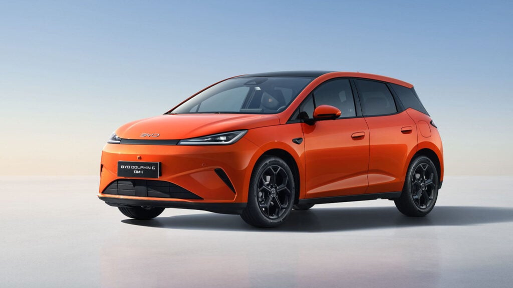 Orange Dolphin G DM-i snett framifrån i studiomiljö.