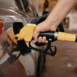 Skattetrycket kan öka vid pumpen. Styrmedelsutredningens förslag om höjd koldioxid- och energiskatt kan innebära att priset på bensin och diesel stiger med omkring 3,30 kronor per liter. Foto: Canva